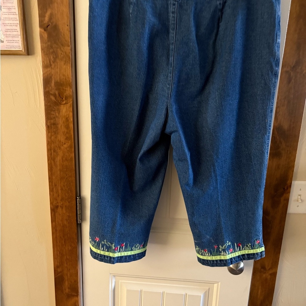 CJ Banks Denim Crop Pants w/Embroidery 18W Like New - Picture 4 of 10